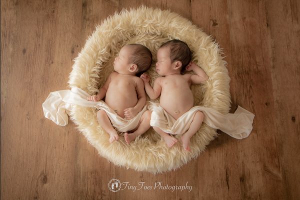 ニューボーンフォトツインズ双子ふたご生後0ヶ月男の子女の子兄弟新生児