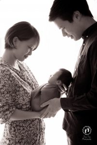 タイニートーズ新生児フォトニューボーンフォト男の子生後0ヶ月家族写真パパとママ