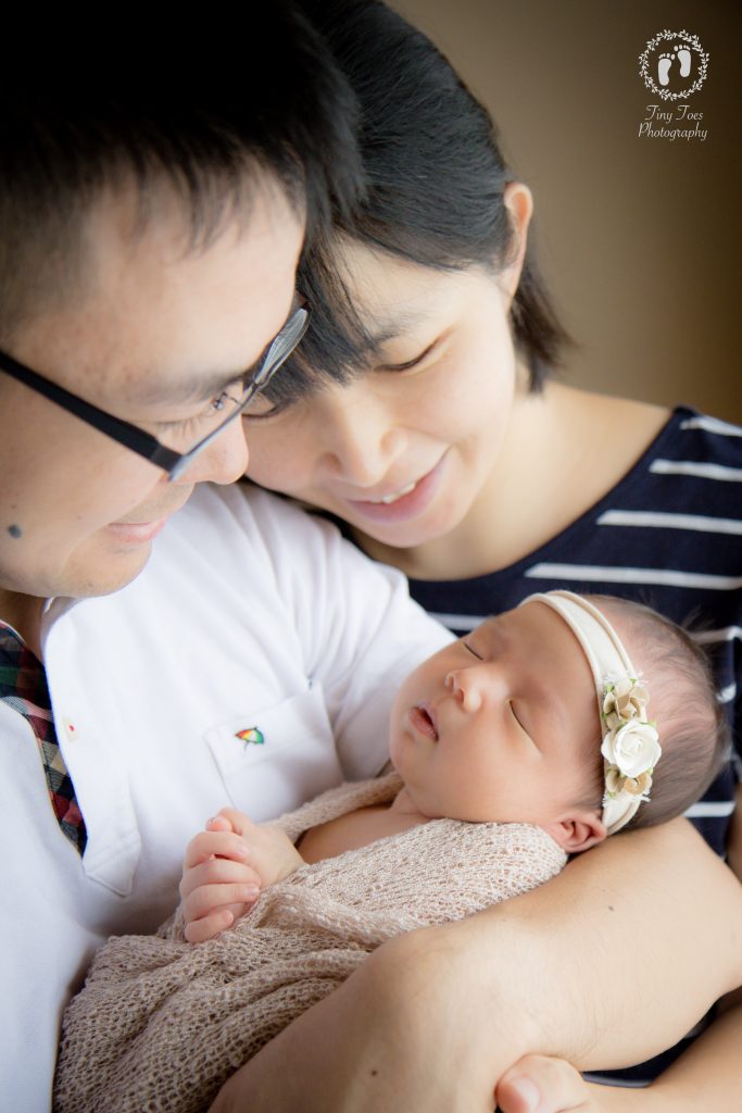 タイニートーズ新生児フォトニューボーンフォト女の子生後0ヶ月家族写真パパとママと赤ちゃん