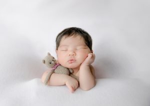 ニューボーンフォト新生児フォト生後0ヶ月女の子赤ちゃんぬいぐるみと赤ちゃん