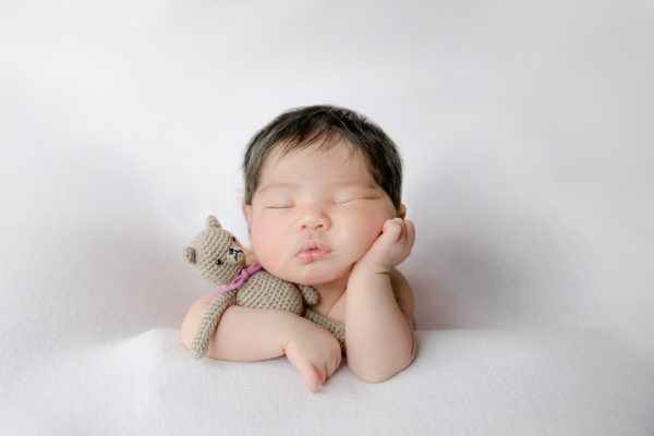 ニューボーンフォト新生児フォト生後0ヶ月女の子赤ちゃんぬいぐるみと赤ちゃん